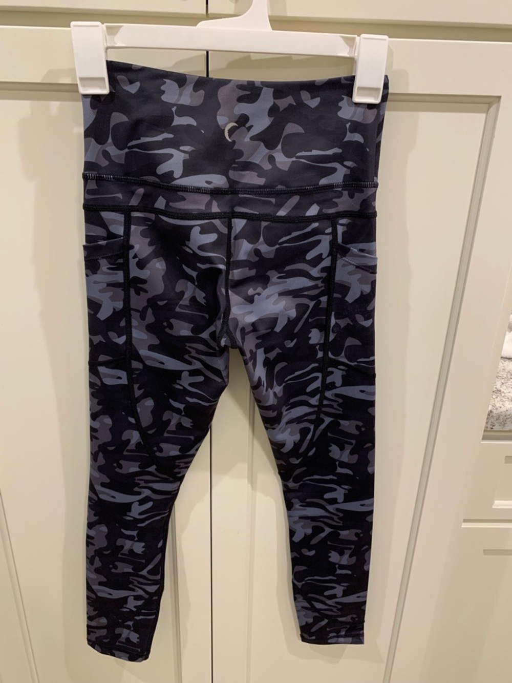 Zyia Black Camo Pocket Light n Tight 7/8 - Picture 3 of 4